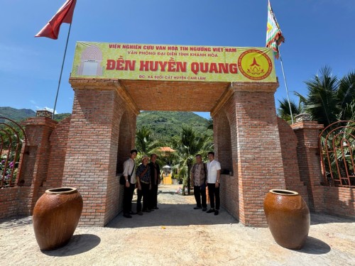 Viện trưởng Trịnh Văn Khoa thăm và làm việc tại Văn phòng đại diện Khánh Hòa