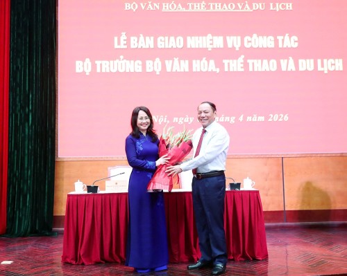 bộ trưởng Nguyễn Văn Hùng tặng hoa bộ trưởng Lâm Thị Phương