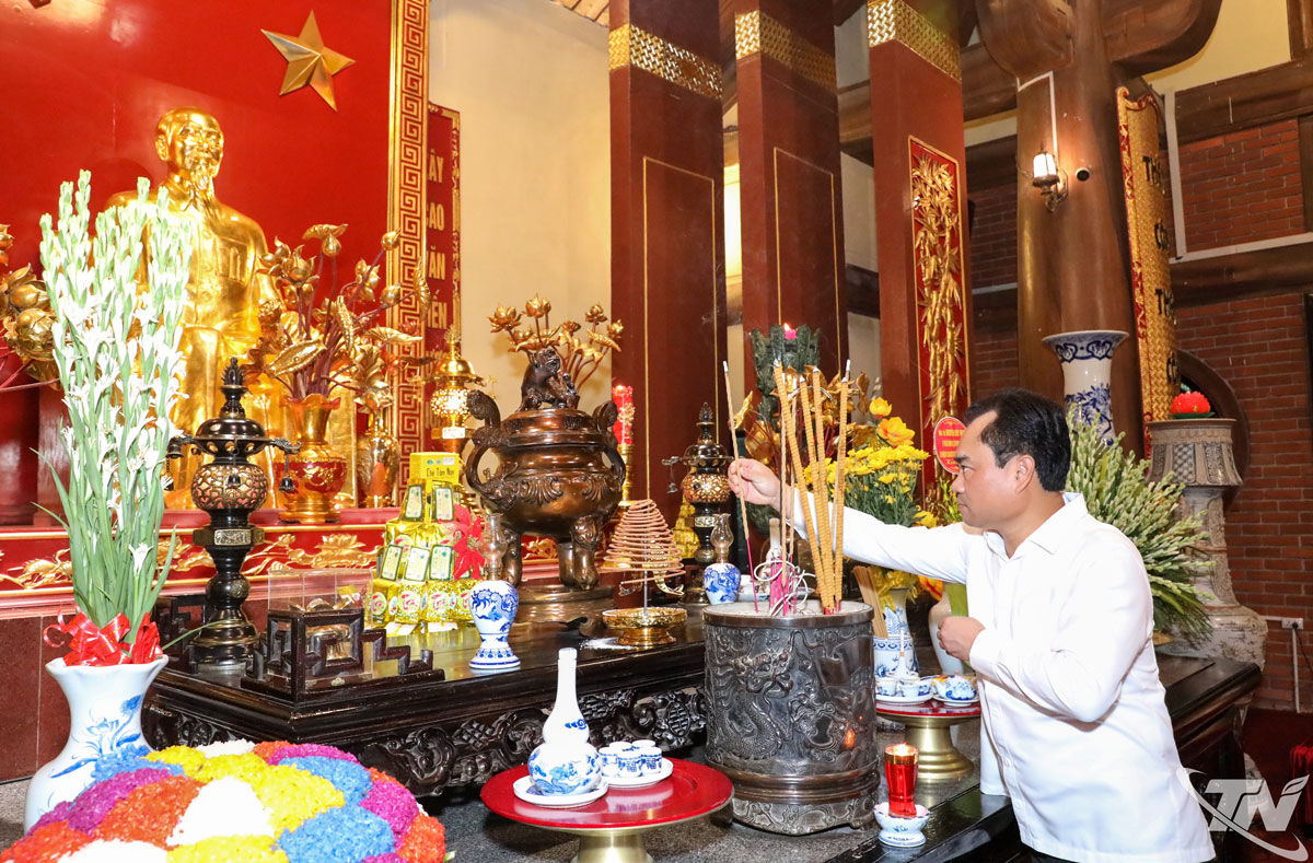 Bí thư Thái nguyên tahwsp hươn tưởng niệm