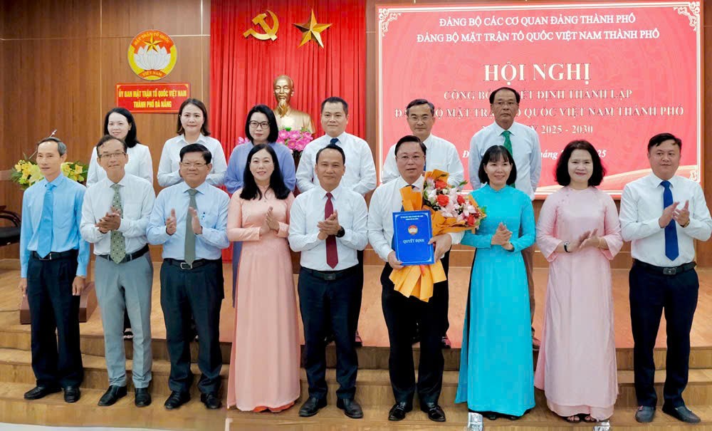 Đồng chí Lê Trí Thanh ,